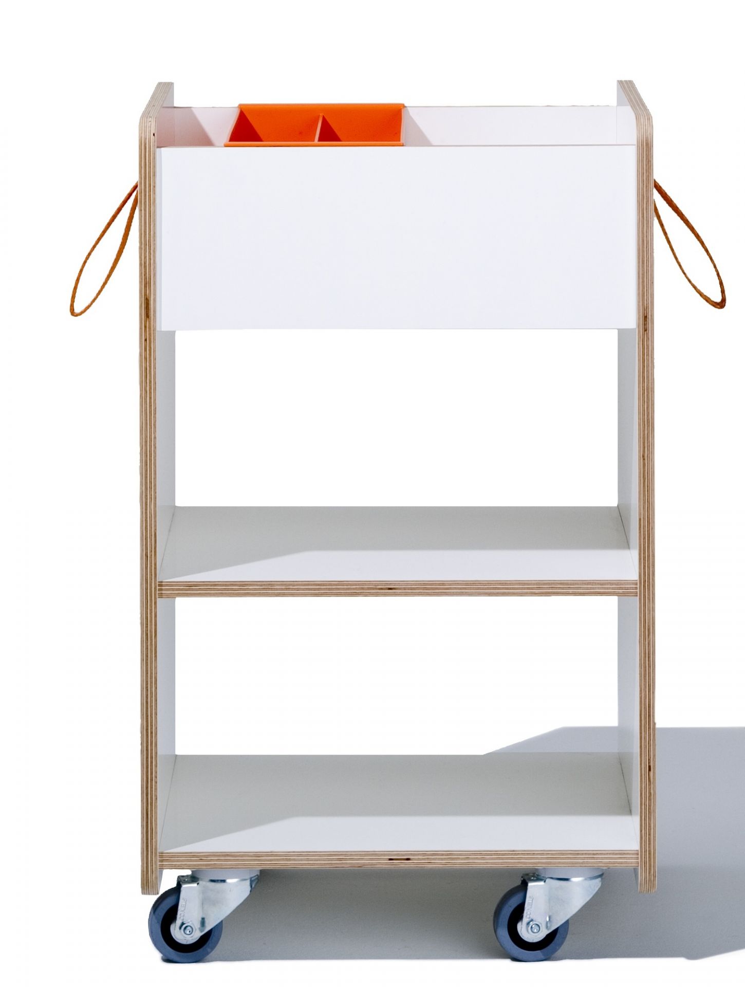 Weißes Rollregal mit drei Fächern und orangefarbener Stifteschale passend für Richard Lampert Kindercontainer.